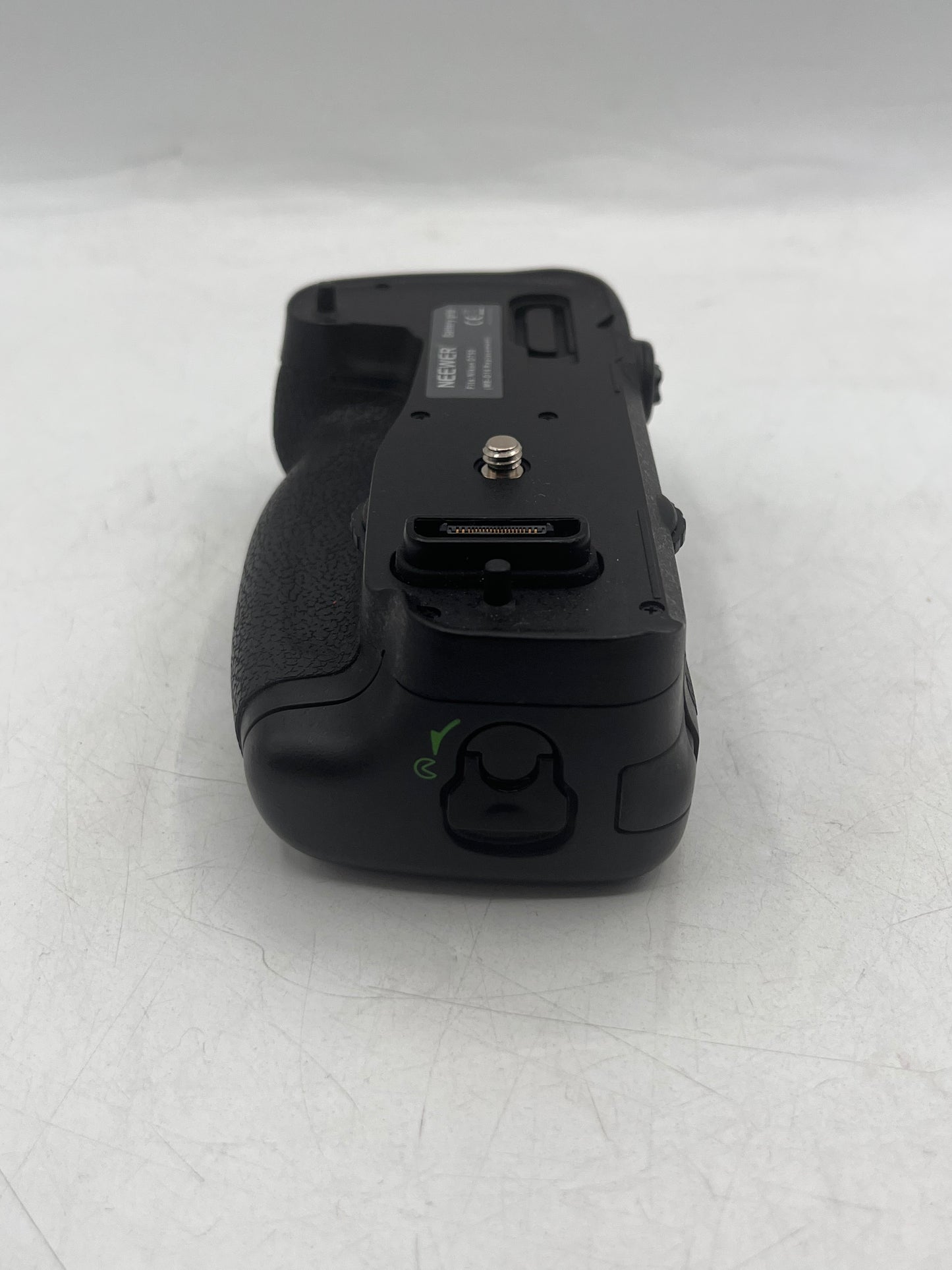 NEEWER MB-D16 Multi Power Battery Grip for Nikon D750 - Black