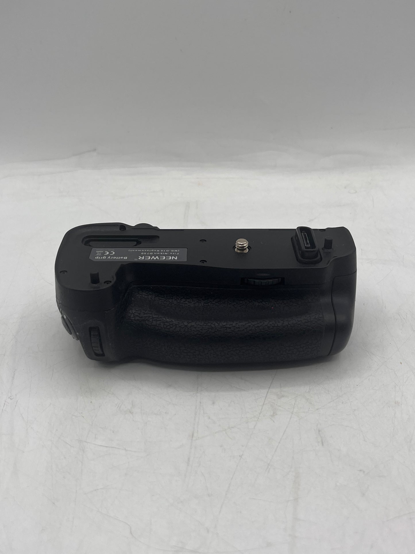 NEEWER MB-D16 Multi Power Battery Grip for Nikon D750 - Black