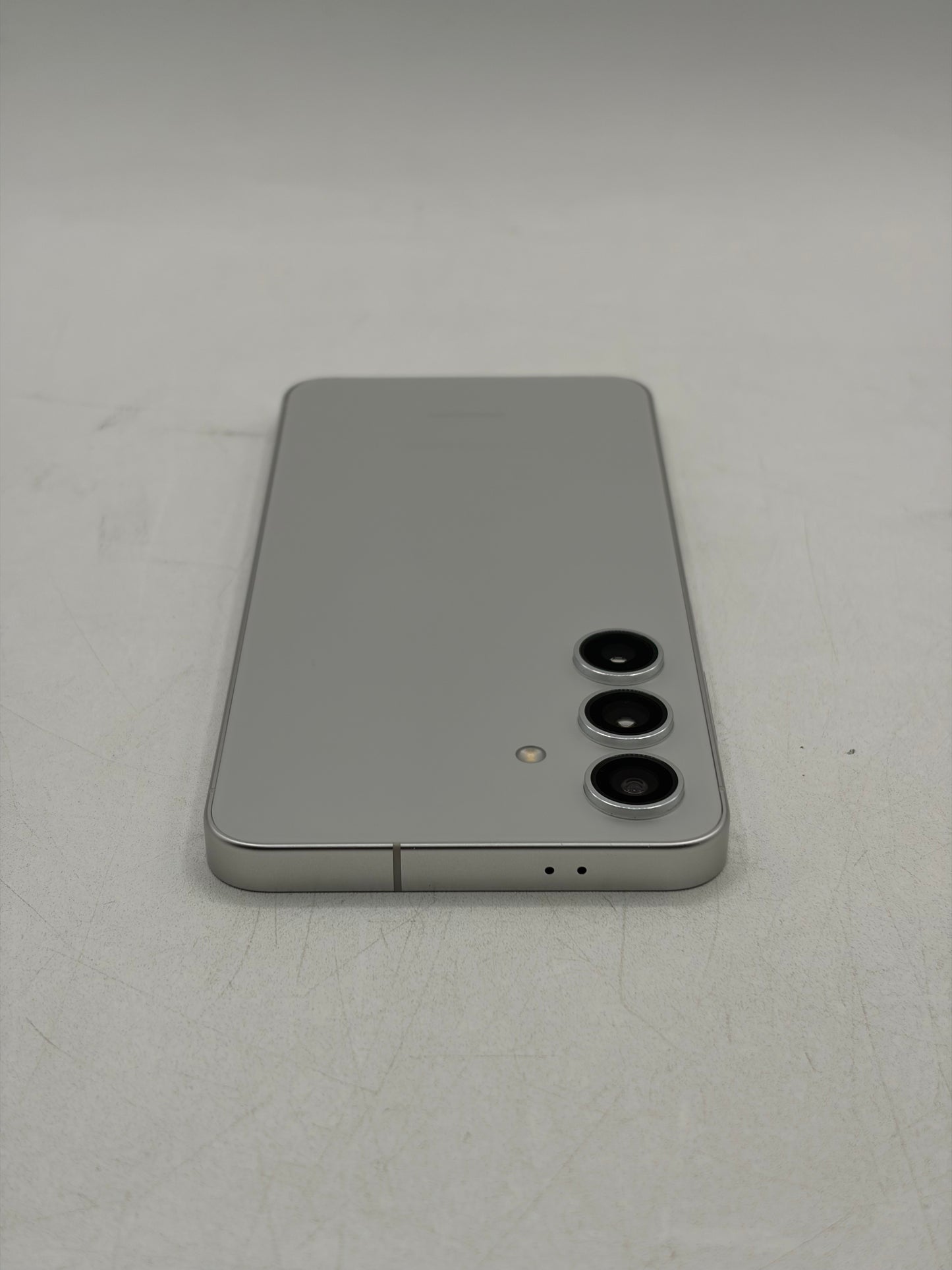 Factory Unlocked Samsung Galaxy S24 256GB Smartphone White SM-S921U