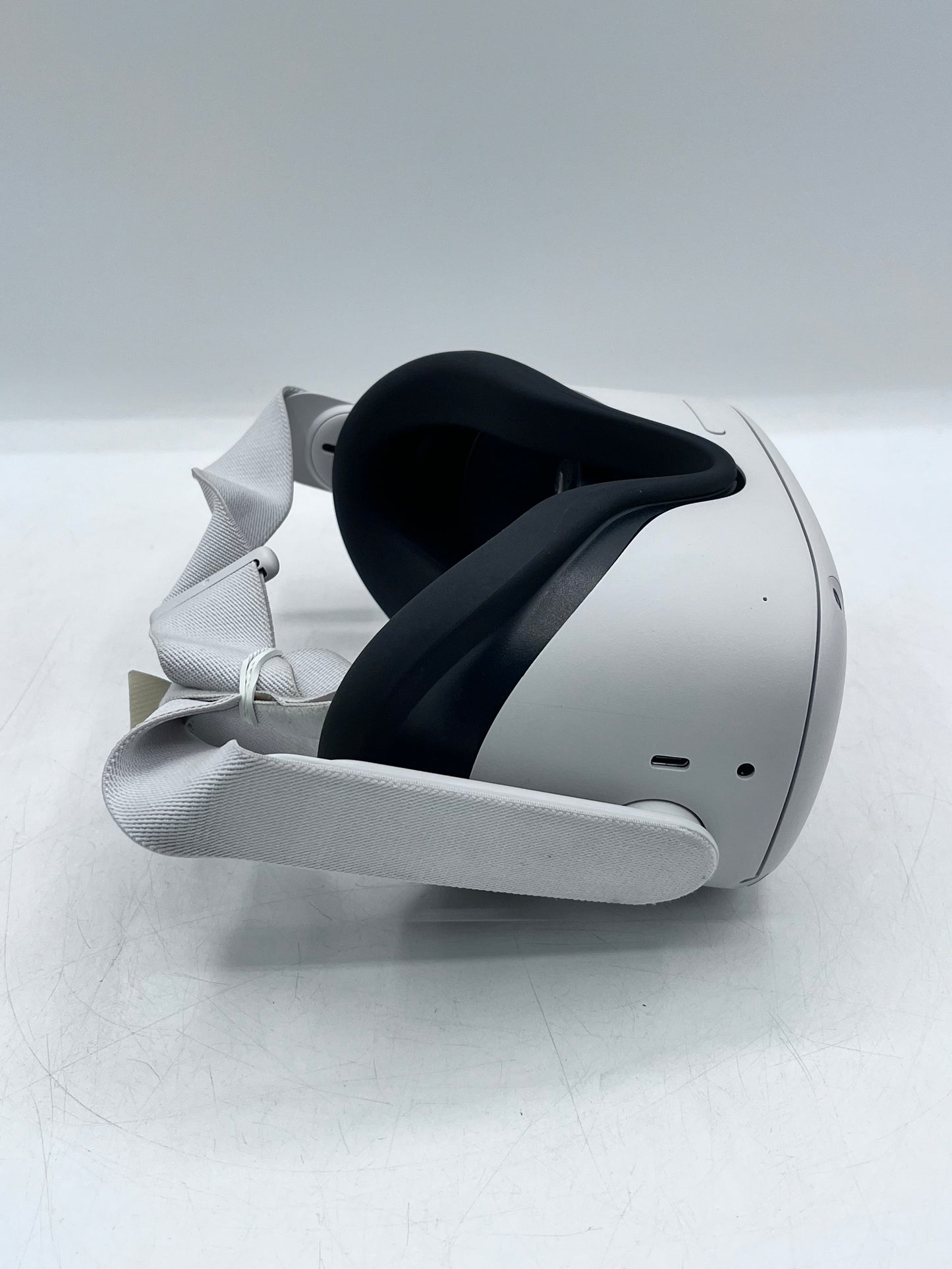 Meta Oculus Quest 2 Standalone VR Headset Only / KW49CM- 128GB - White - Fair Condition