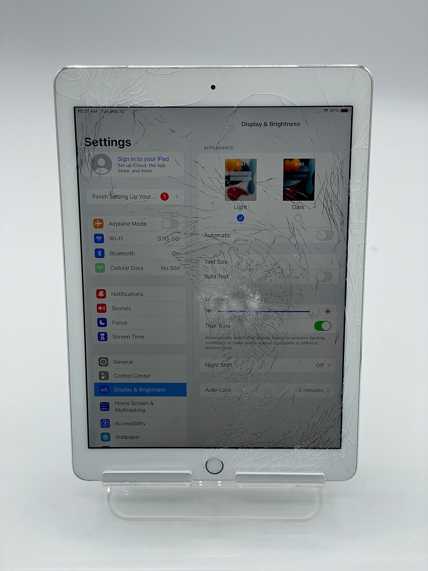 Unlocked Apple iPad Pro (9.7-inch) A1674 32 GB, Wi-Fi + 4G, 9.7 in - Silver