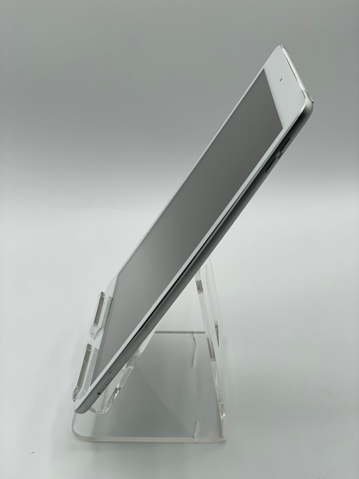 Unlocked Apple iPad (7th Gen) A2200 MW6X2LL/A 32GB - Silver READ