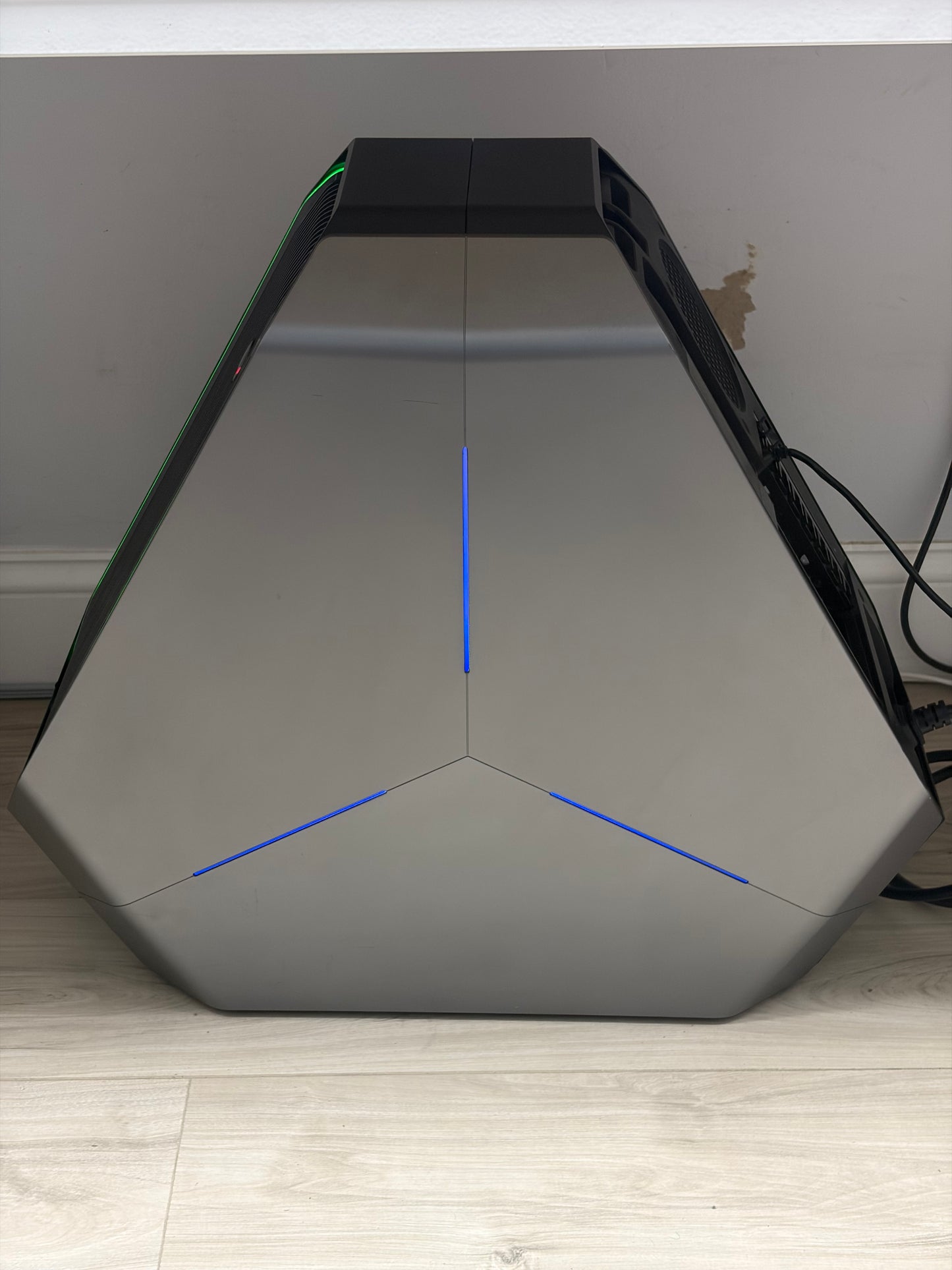 Alienware Area 51 R2 (D03X) i7-5960X 32GB RAM 51GB SSD + 4TB HDD GTX 1080 Ti