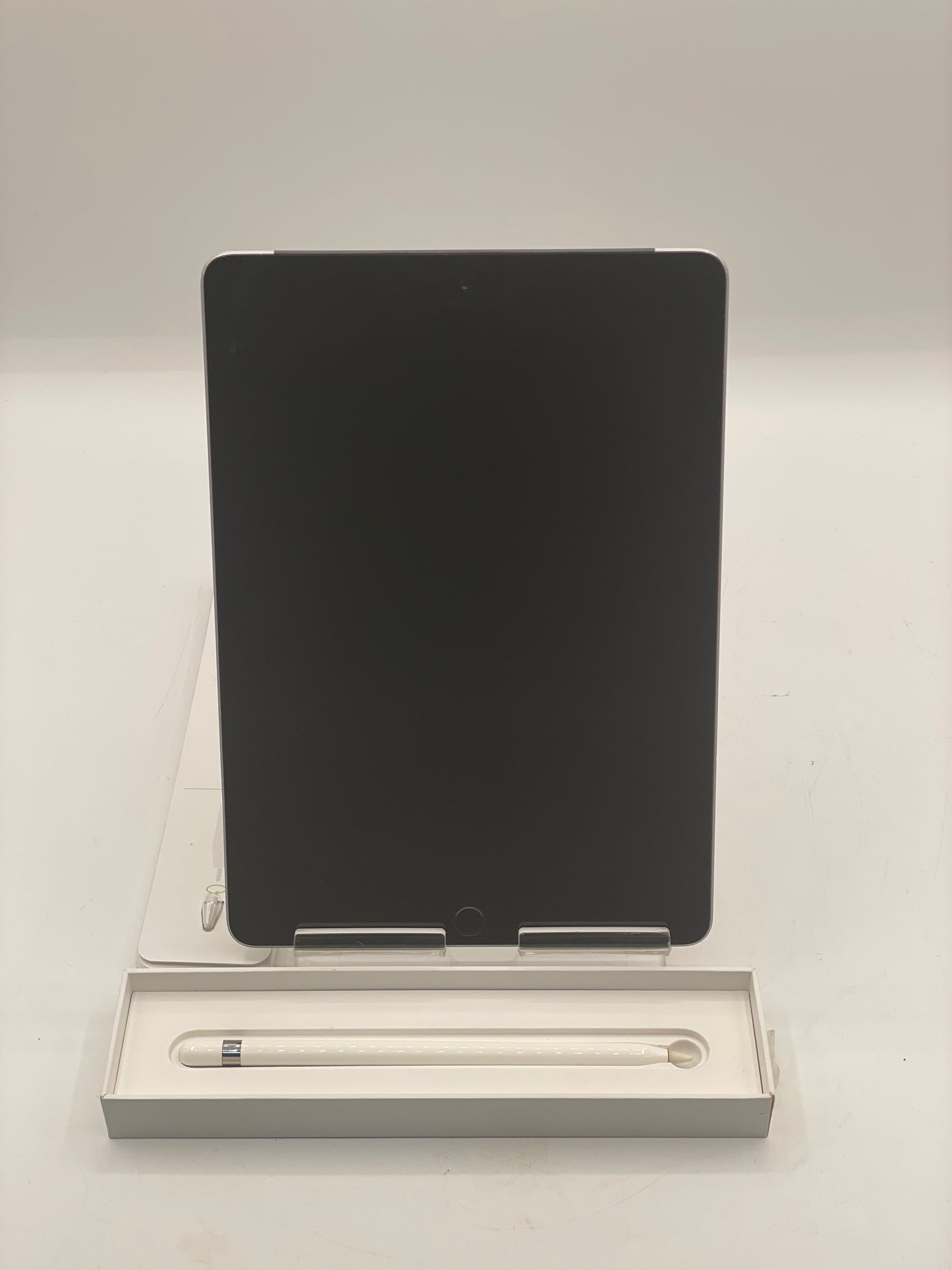 Apple iPad 6th Gen, 32GB, Wi-Fi with Apple Pencil