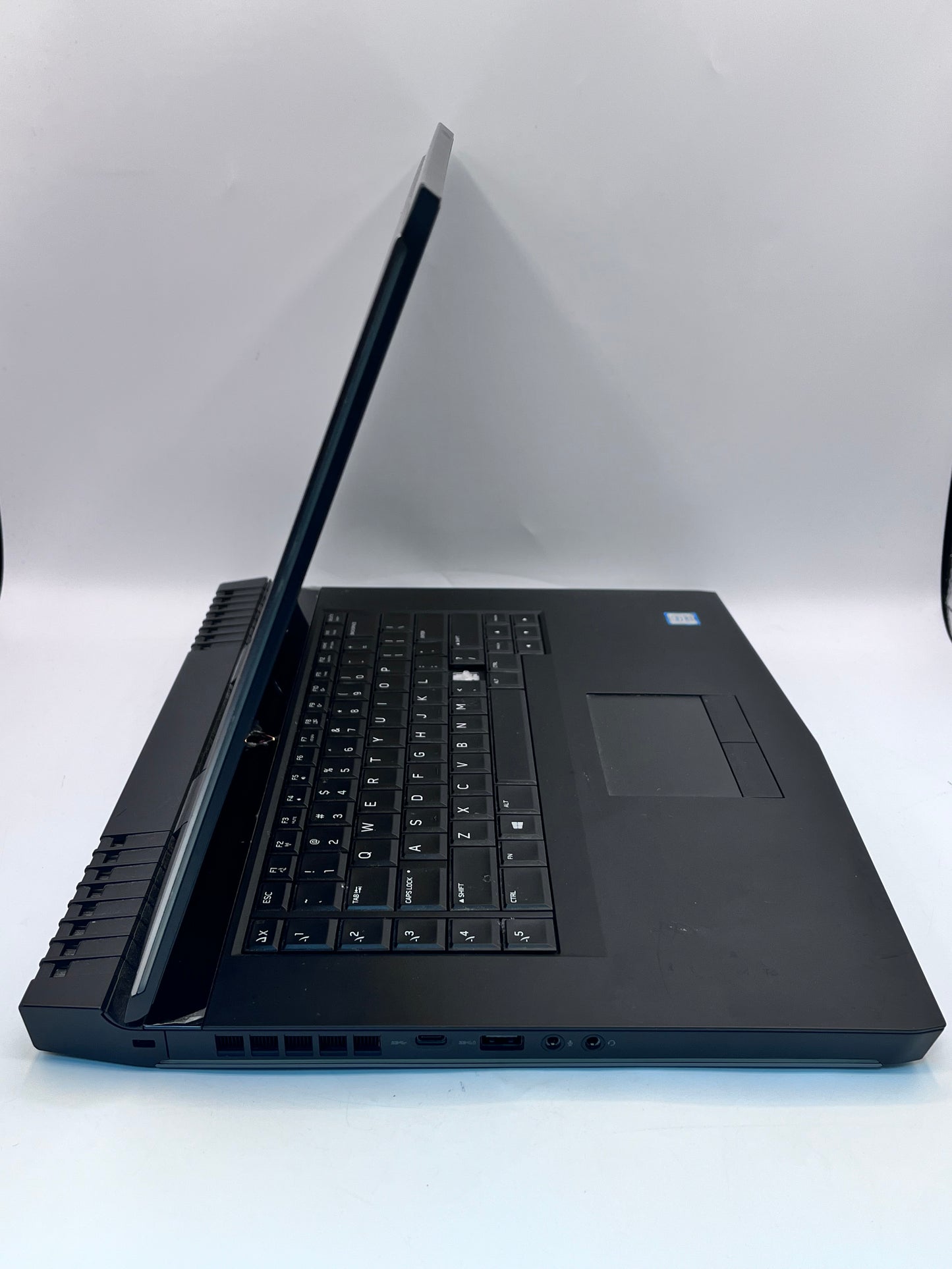 Alienware 15 R3 P69F 15.6" Core i7-7700HQ 2.80GHz 16GB 128GB  1TB HDD RTX 1070 READ