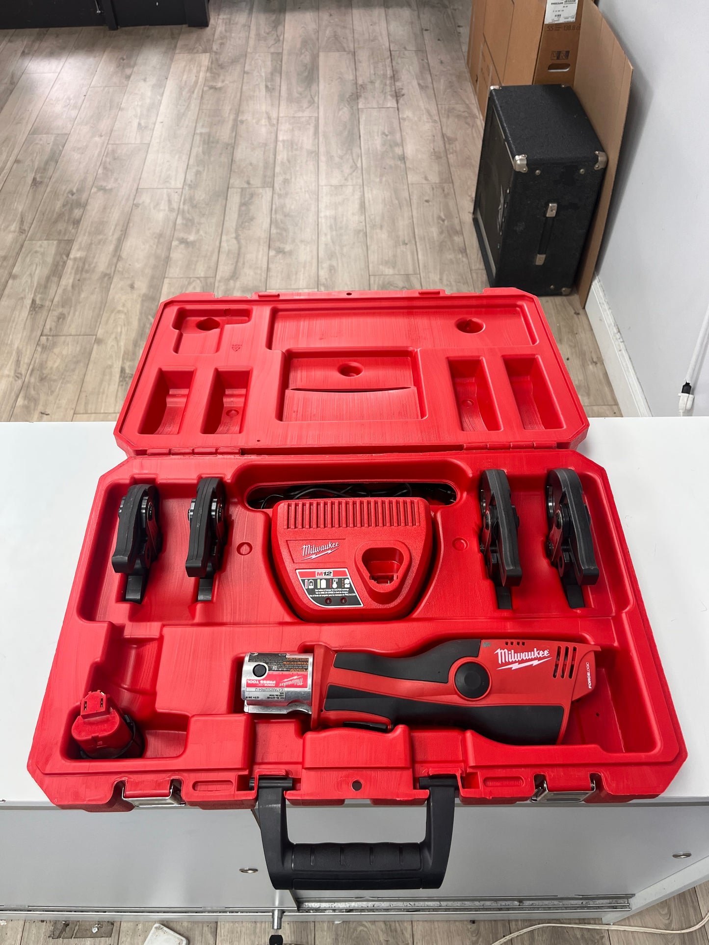 Milwaukee 2473-20 Force Logic Press Tool W/ 4 Jaws, Battery, Charger, Box