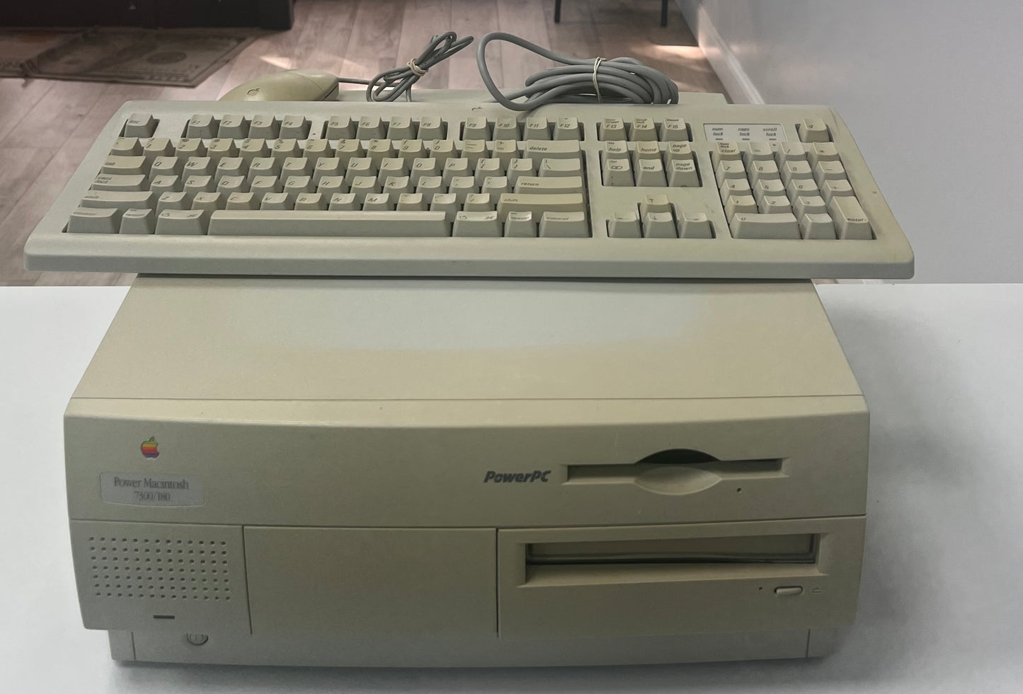 Apple Power Macintosh 7300/180 Desktop Computer - Broken (For Parts Only) w/ Keyboard & Mouse