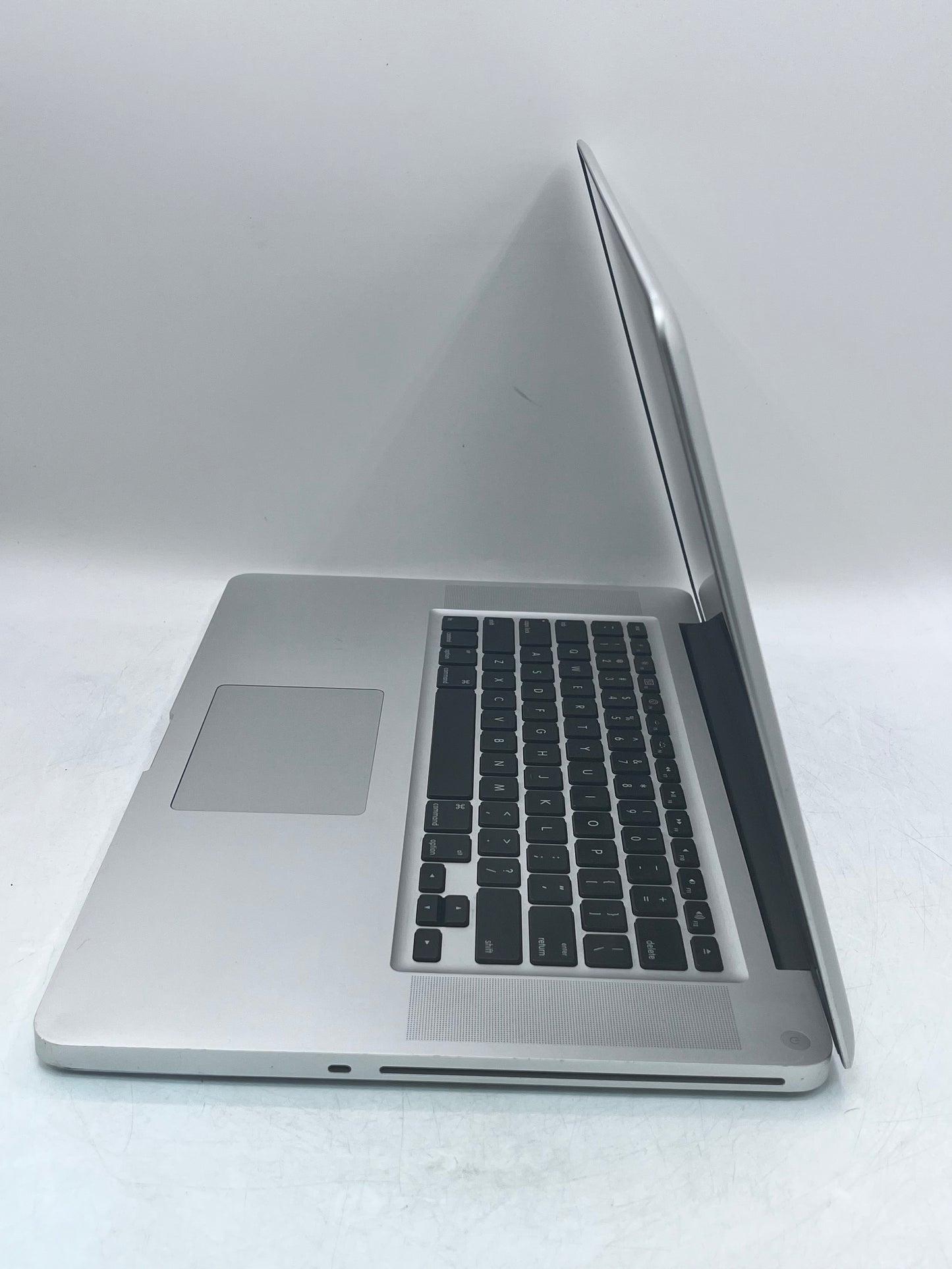 Apple MacBook Pro A1286 15-Inch (Core i7-2675Q @ 2.20GHz 8GB) NO HDD/OS