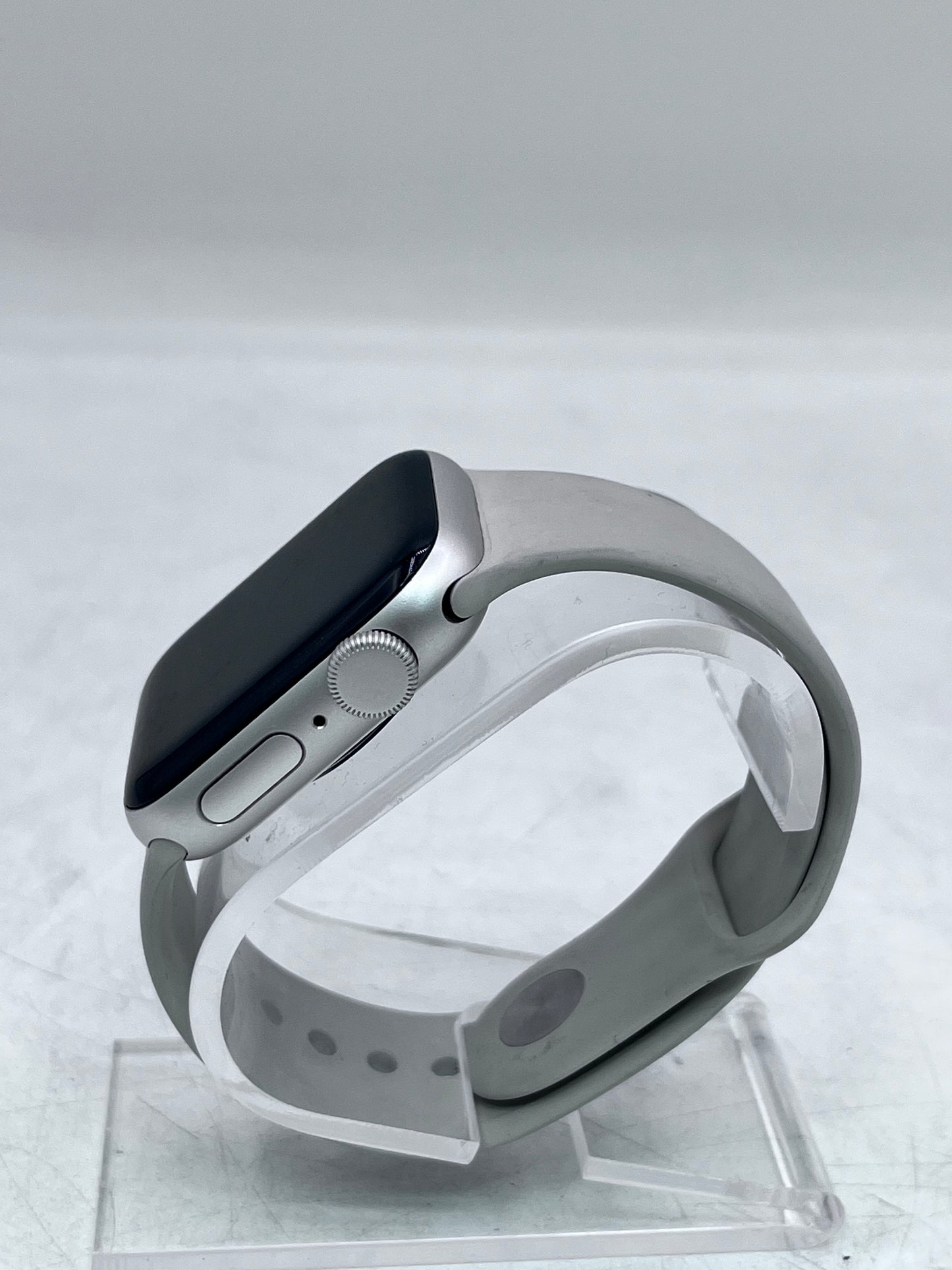 Apple SE 2nd Gen Smart Watch 40mm GPS Only -Starlight