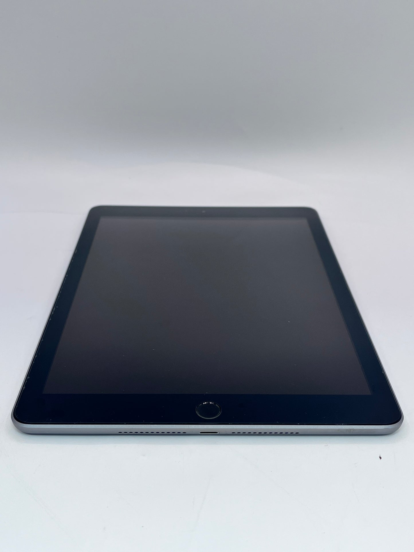 Apple iPad (6th Generation) A1893 32 GB, Wi-Fi, 9.7 in - Space Gray