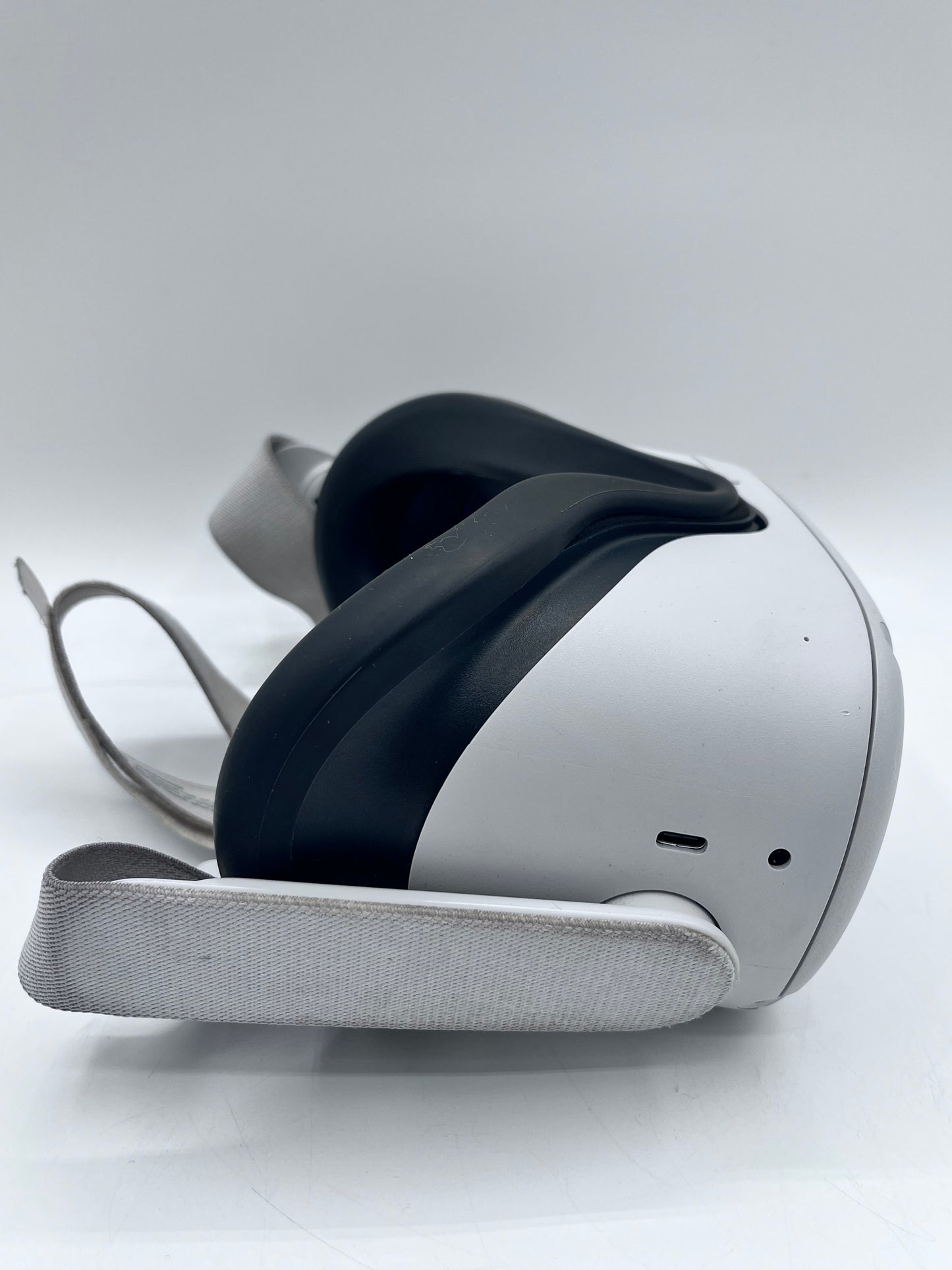 Oculus Quest 2 128GB Virtual Reality System White - Headset & Controllers