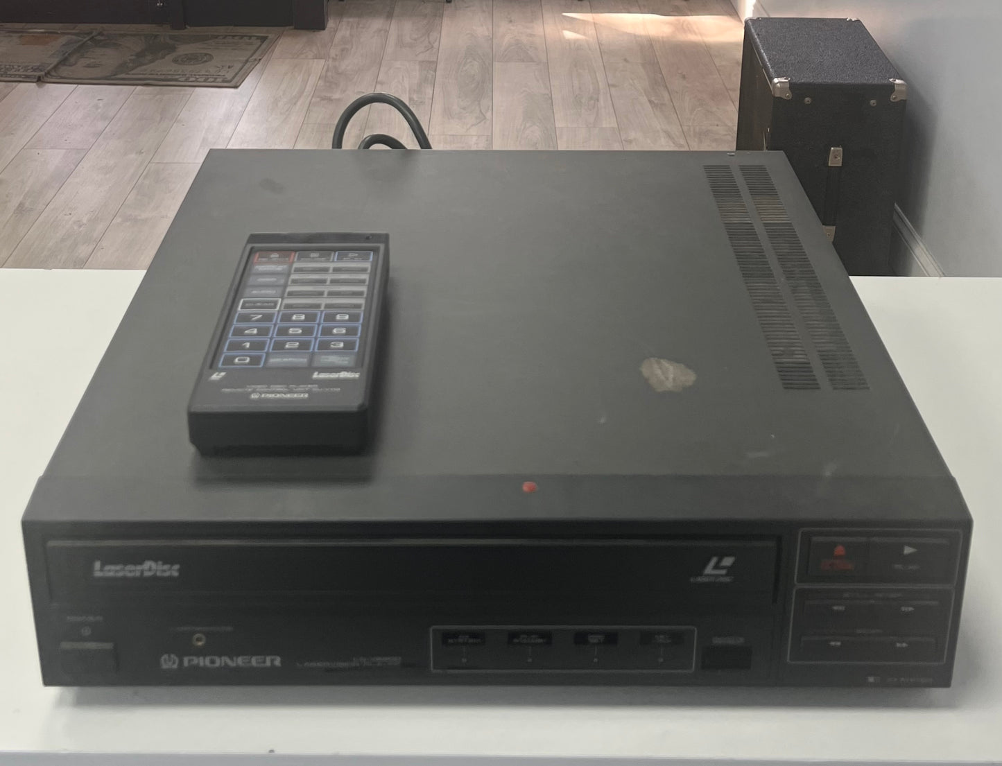 Pioneer LD-V2200 Laserdisc Player with Remote CU-V113