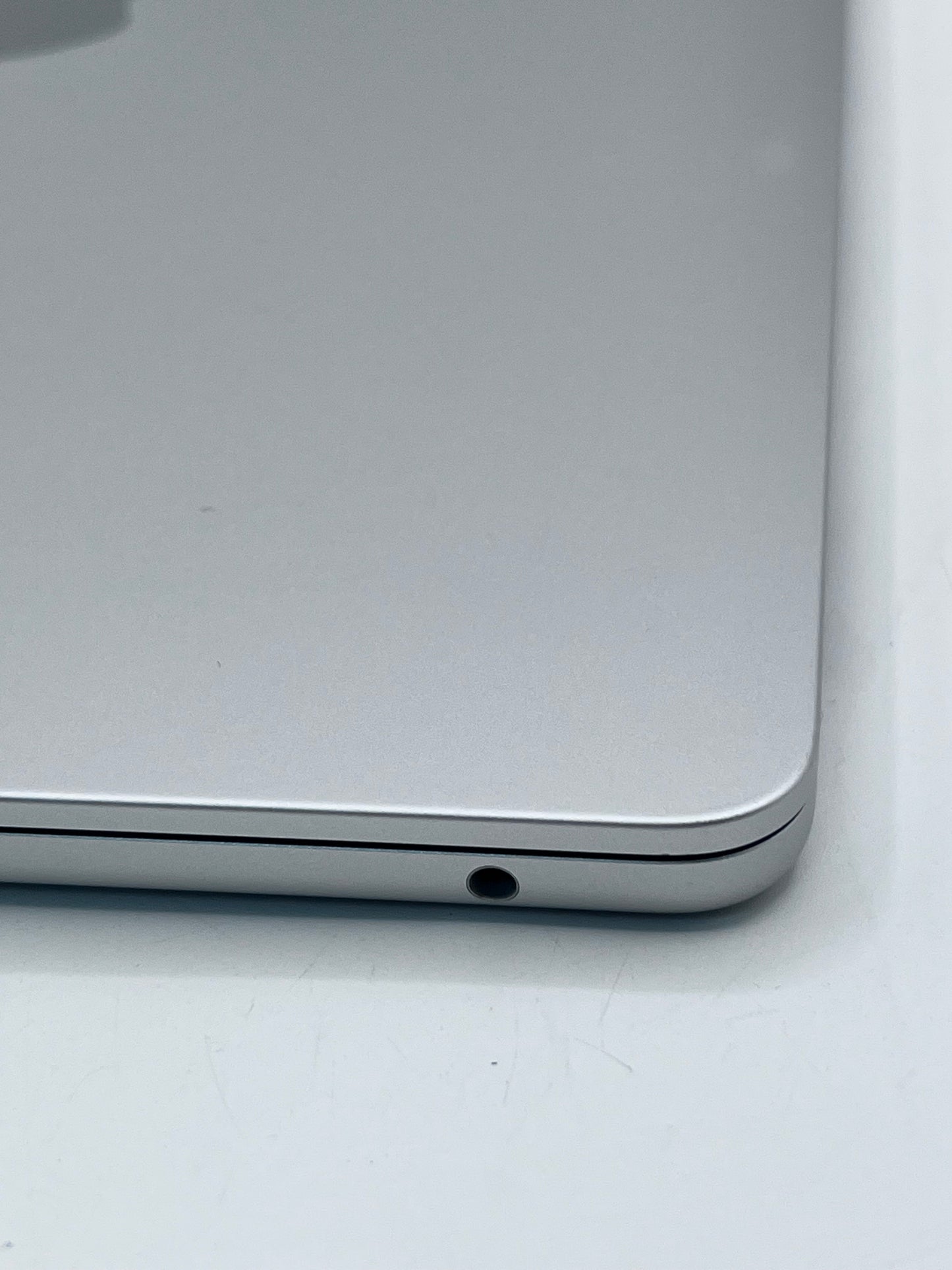2022 Apple MacBook Air 13.3" M2 8GB 256GB A2681 REMOTELY MANAGED