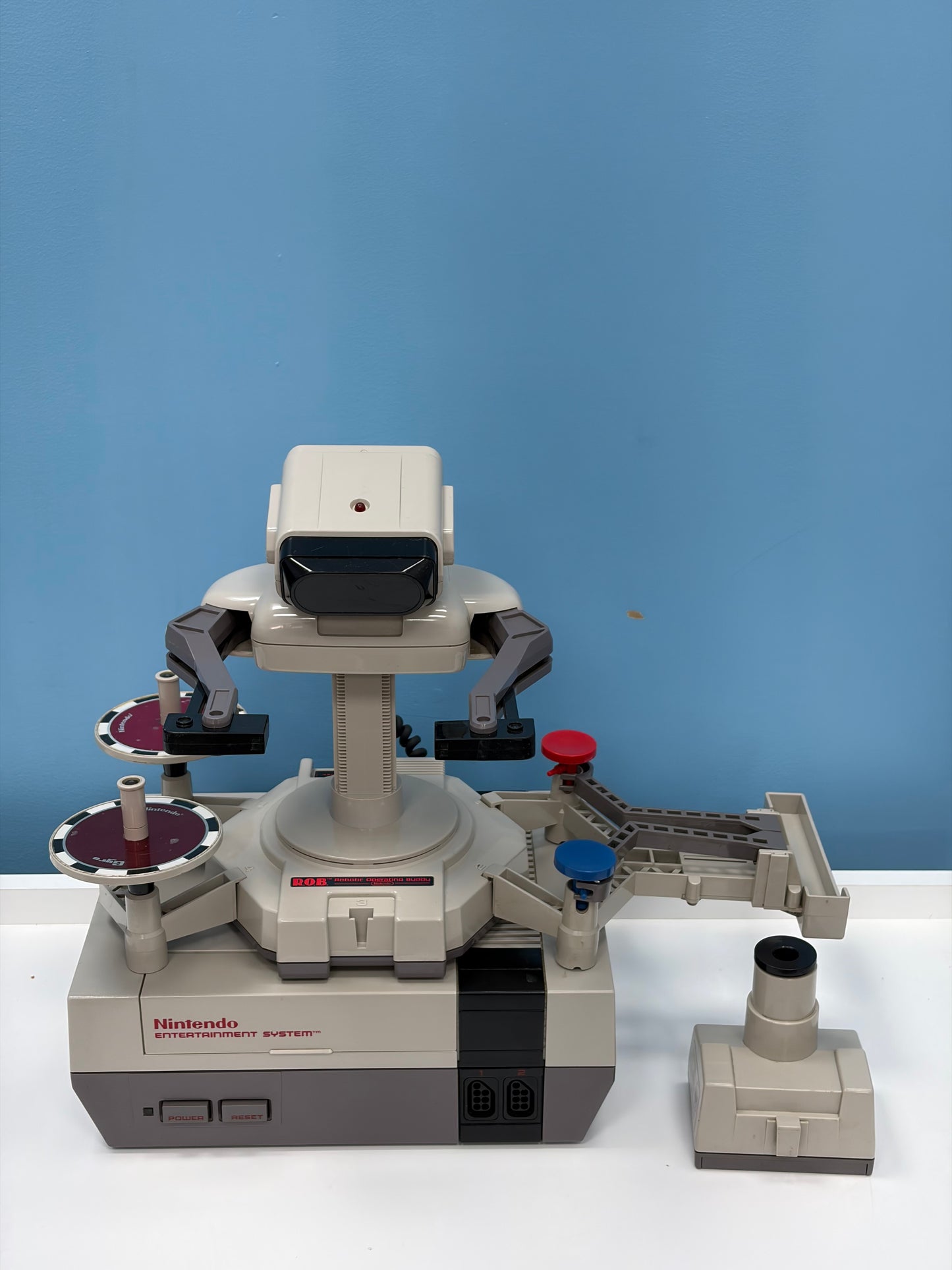 Nintendo NES Bundle NES-001 1985 Console, NES R.O.B. NES-005 Zapper and Extras