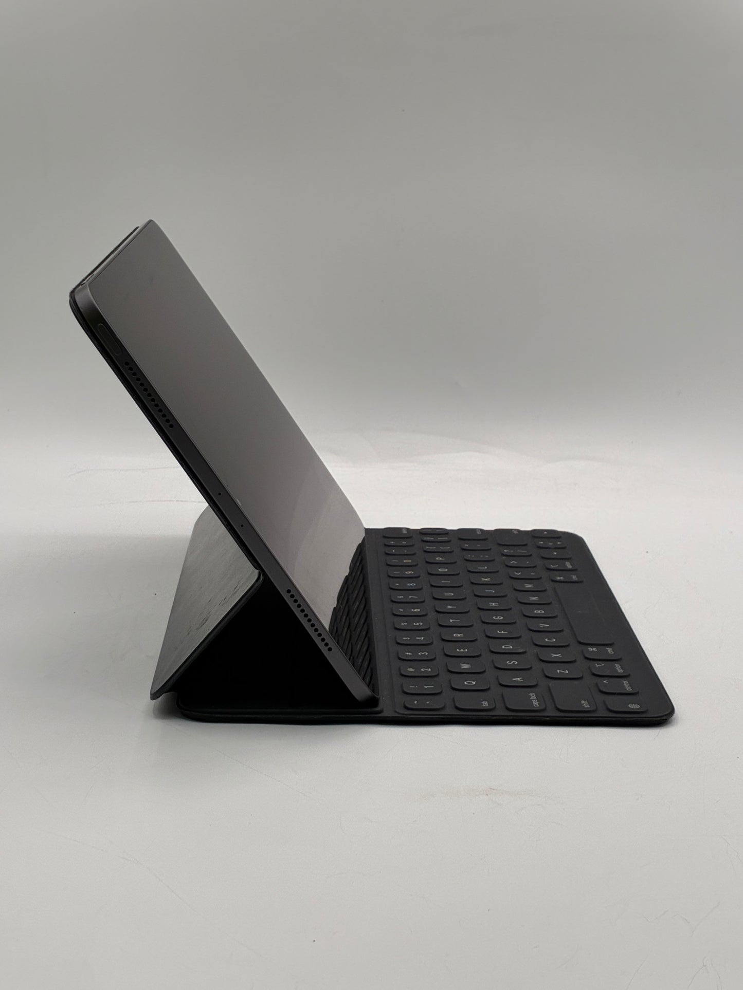 WiFi Only Apple iPad Pro 11" 1st Gen 64GB Space Gray MTXN2LL/A w/ Apple Keyboard