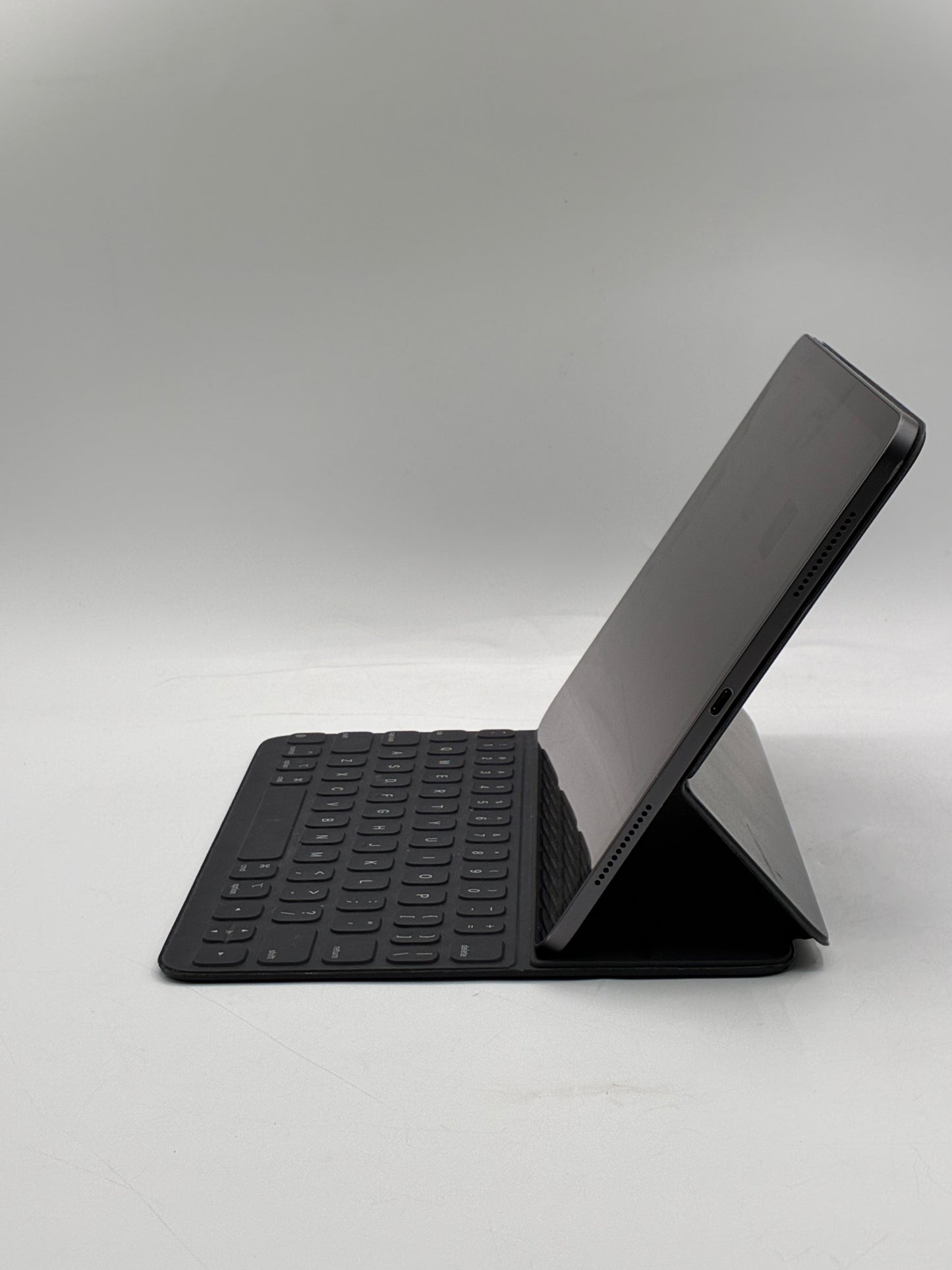 WiFi Only Apple iPad Pro 11" 1st Gen 64GB Space Gray MTXN2LL/A w/ Apple Keyboard