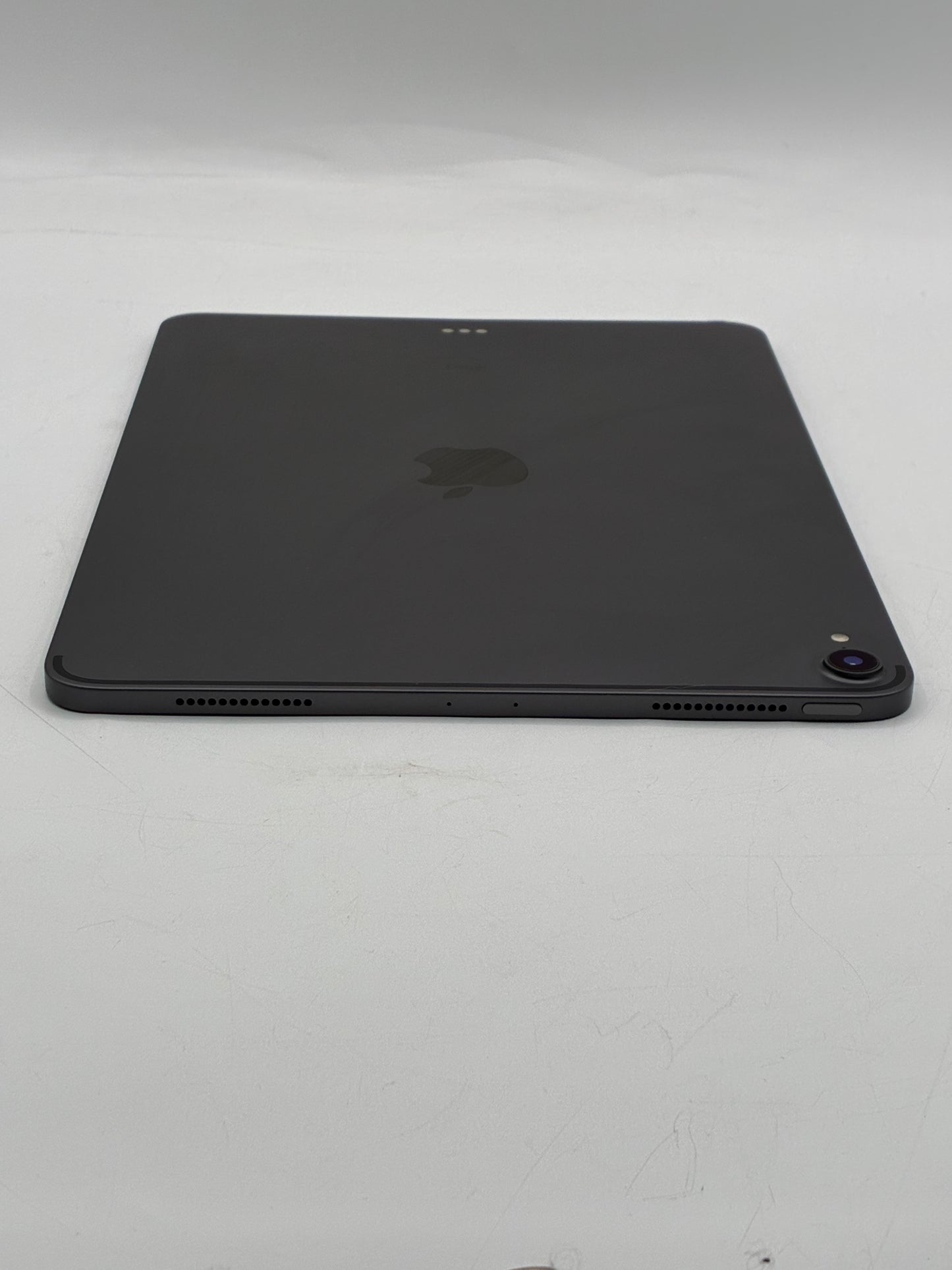 WiFi Only Apple iPad Pro 11" 1st Gen 64GB Space Gray MTXN2LL/A w/ Apple Keyboard