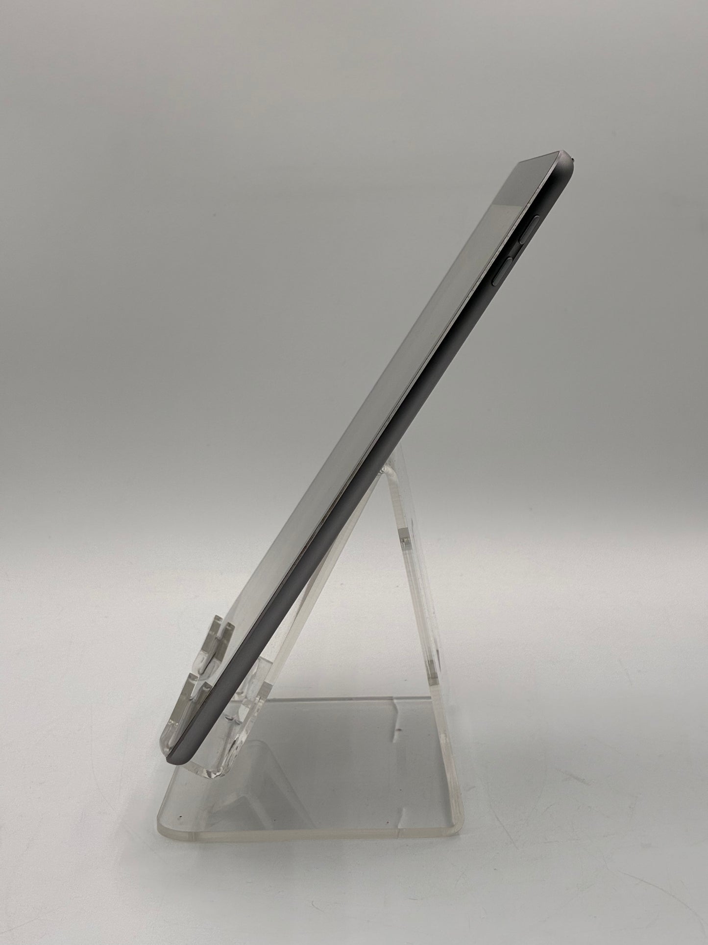 Apple iPad 5th Gen A1822 9.7" 32GB Space Gray - NO OS READ