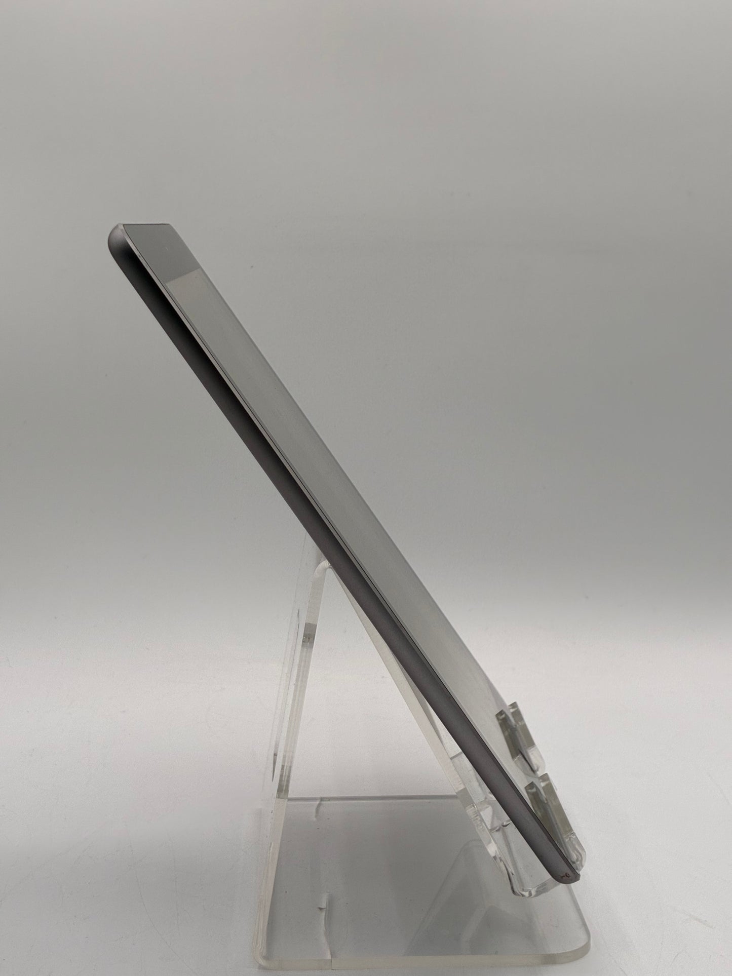 Apple iPad 5th Gen A1822 9.7" 32GB Space Gray - NO OS READ