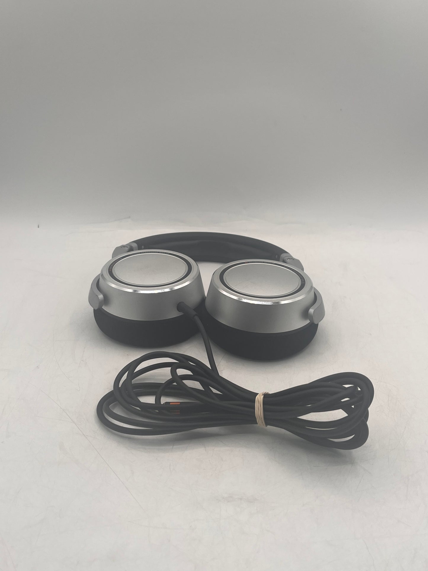 Neumann NDH 20 Closed-Back Studio Headphones - Silver