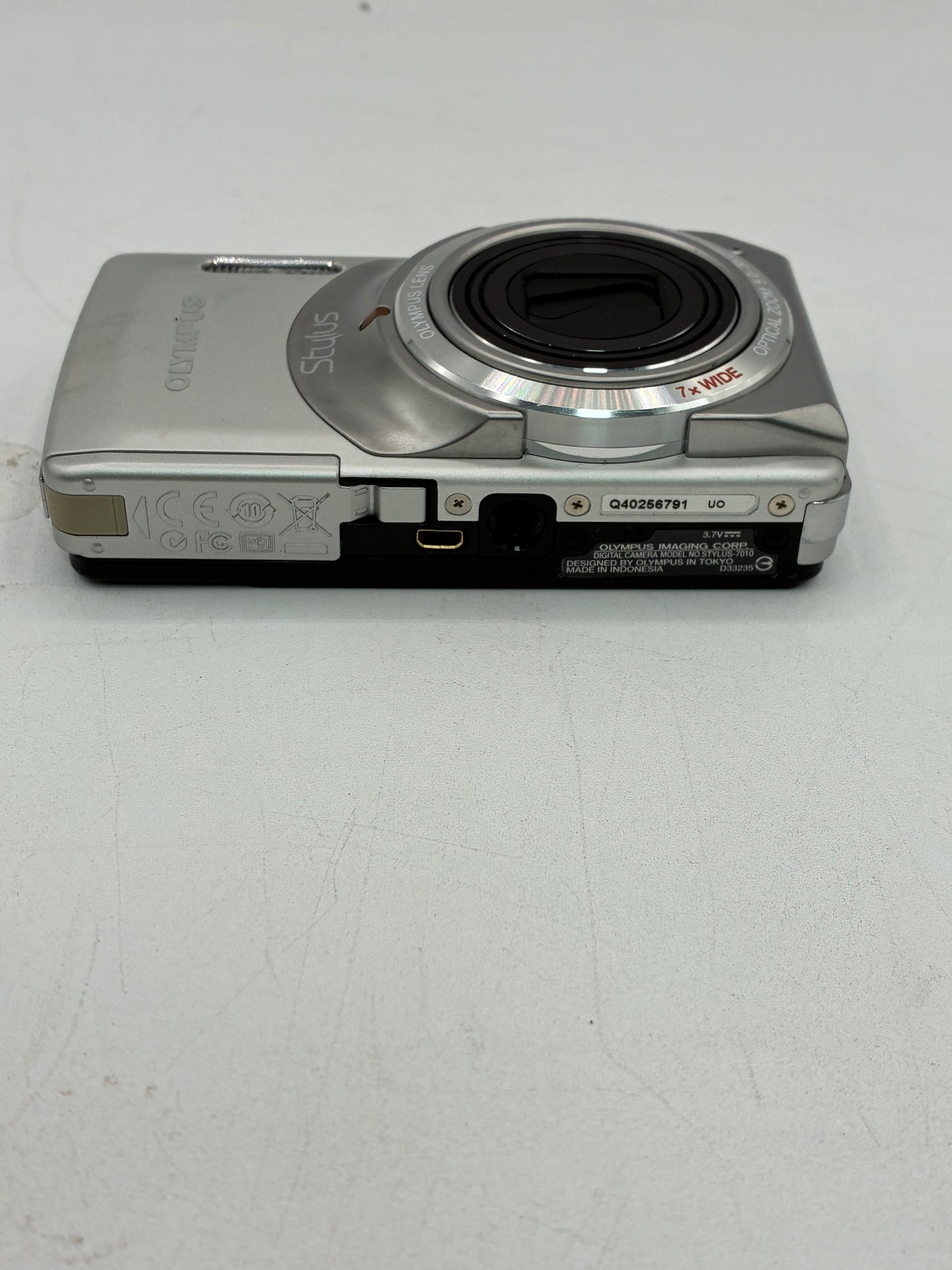 Olympus Stylus 7010 12.0MP Digital Camera Silver with Box