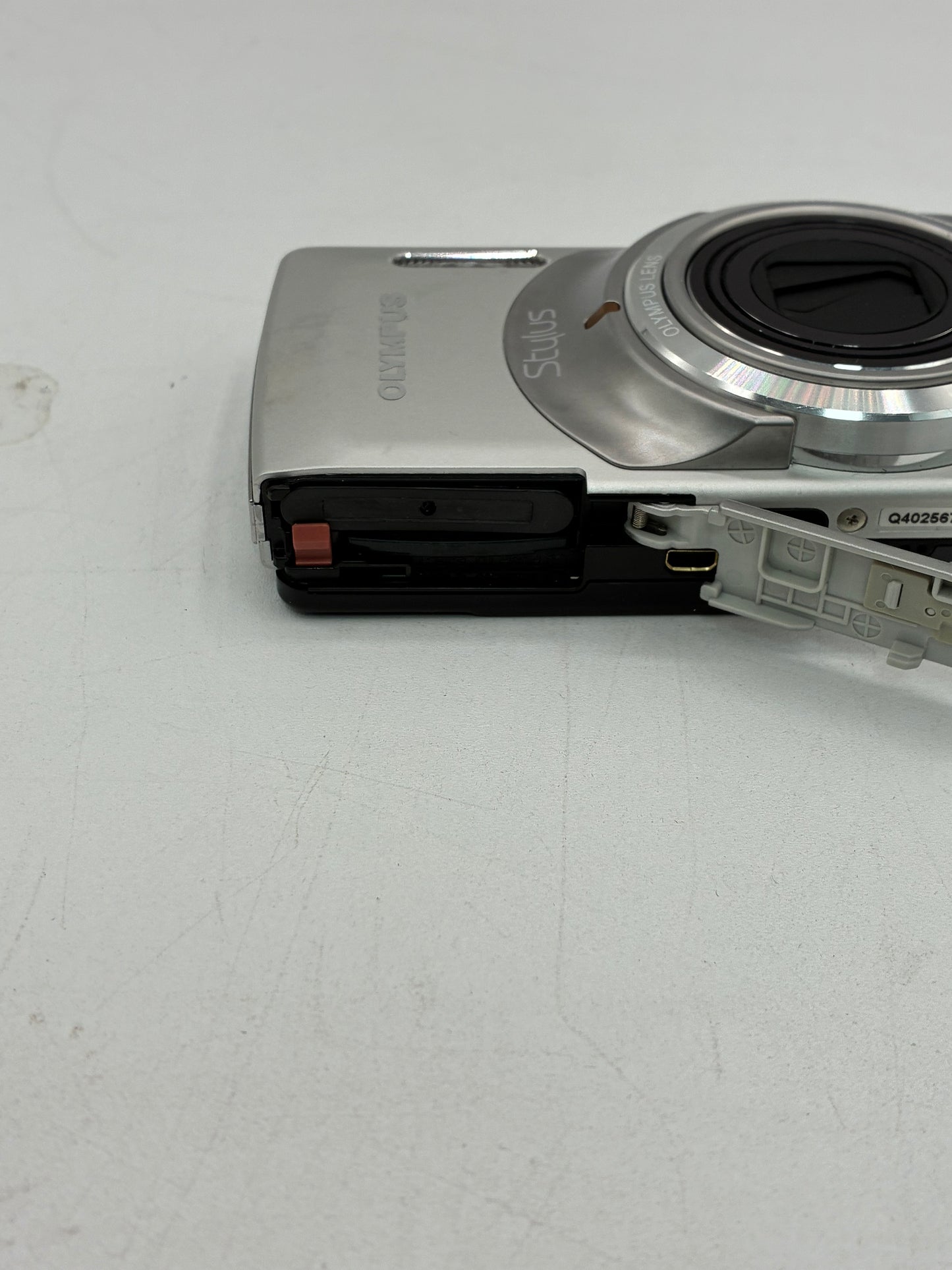 Olympus Stylus 7010 12.0MP Digital Camera Silver with Box